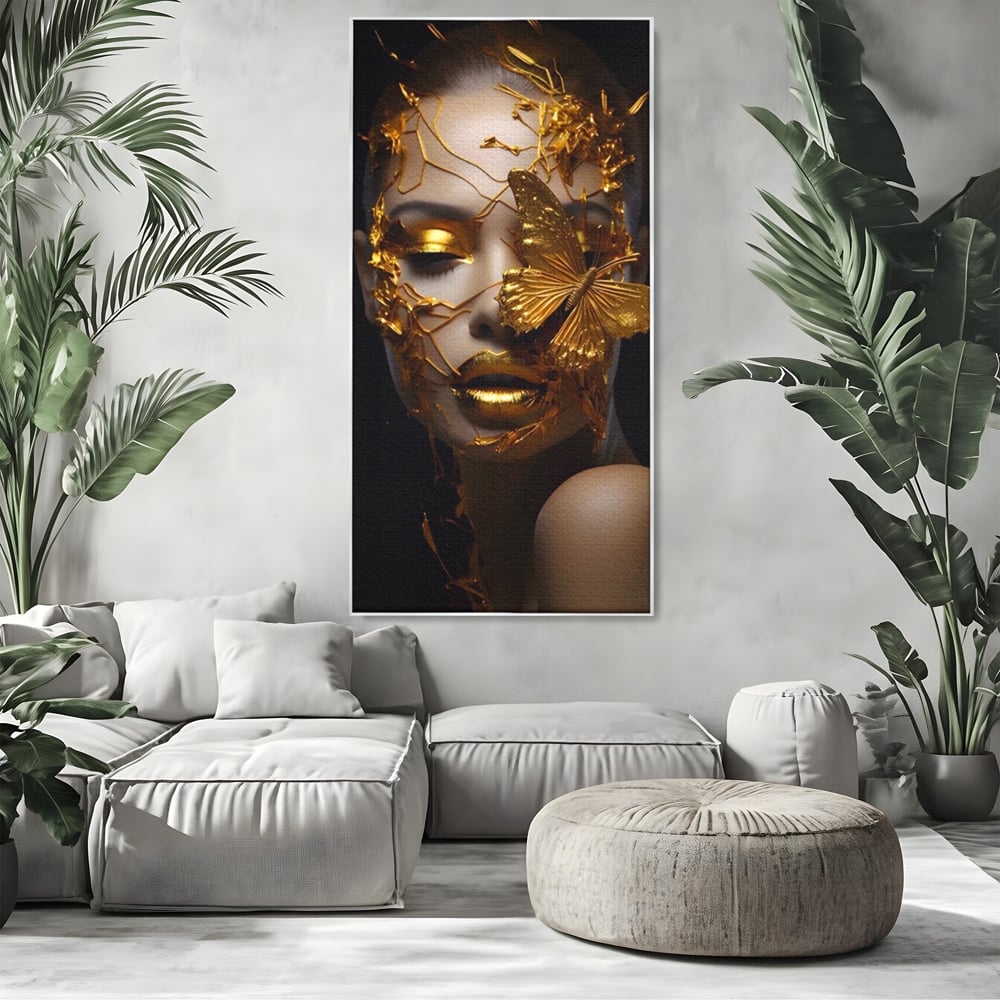 Tablou canvas cu portret feminin cu fluture auriu, in rama de aluminiu argintiu, pe perete intr-un living